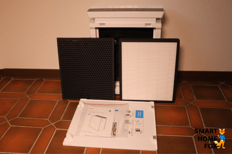 Gesamter Lieferumfang des Levoit LV-PUR131s Luftreiniger steht auf dem Boden